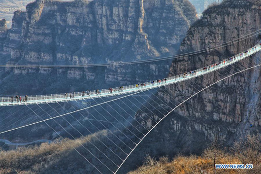 У Китаї відкрили найдовший у світі скляний міст