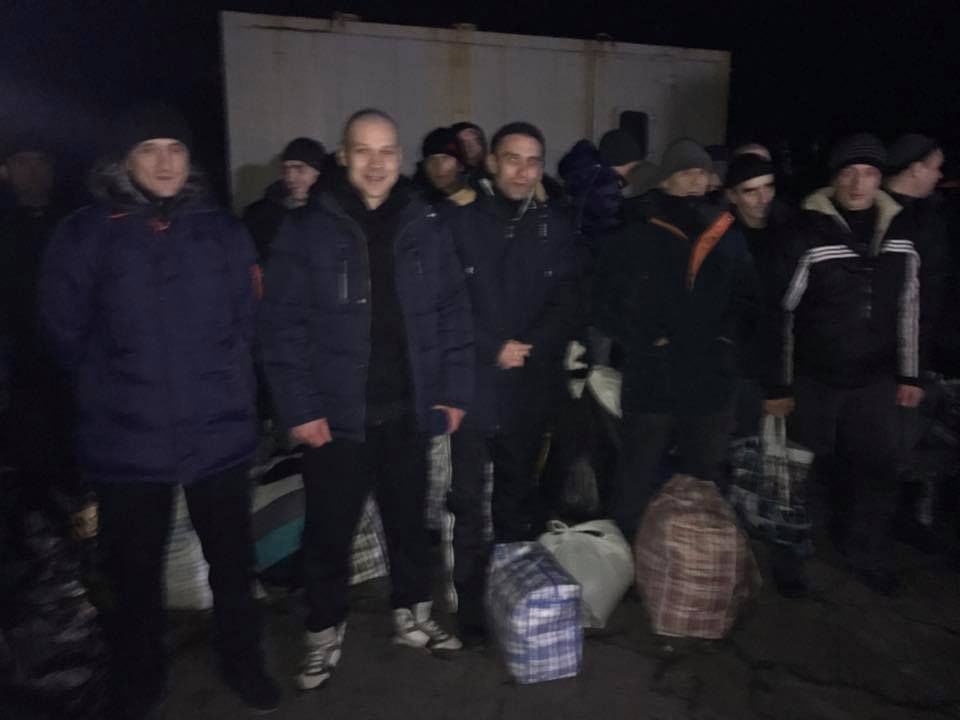 Звільнених з полону українців в аеропорту зустрічали Президент України та посол Франції (відео)