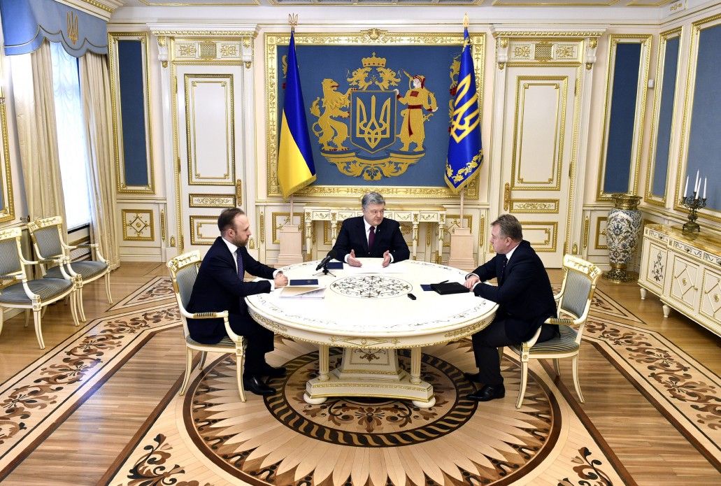 Порошенко ліквідував місцеві суди та оголосив набір до окружних судів