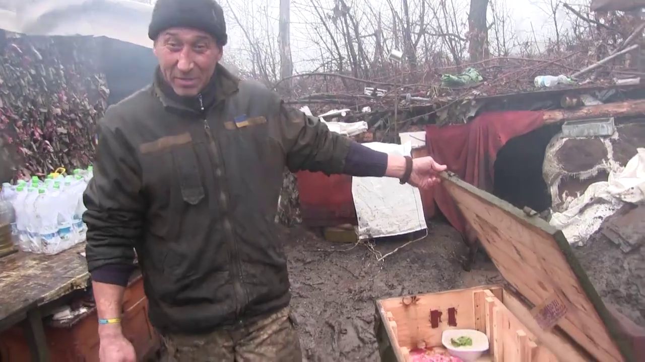 Святковий стіл у бліндажі: як військові на передовій зустрічають Новий Рік (відео)