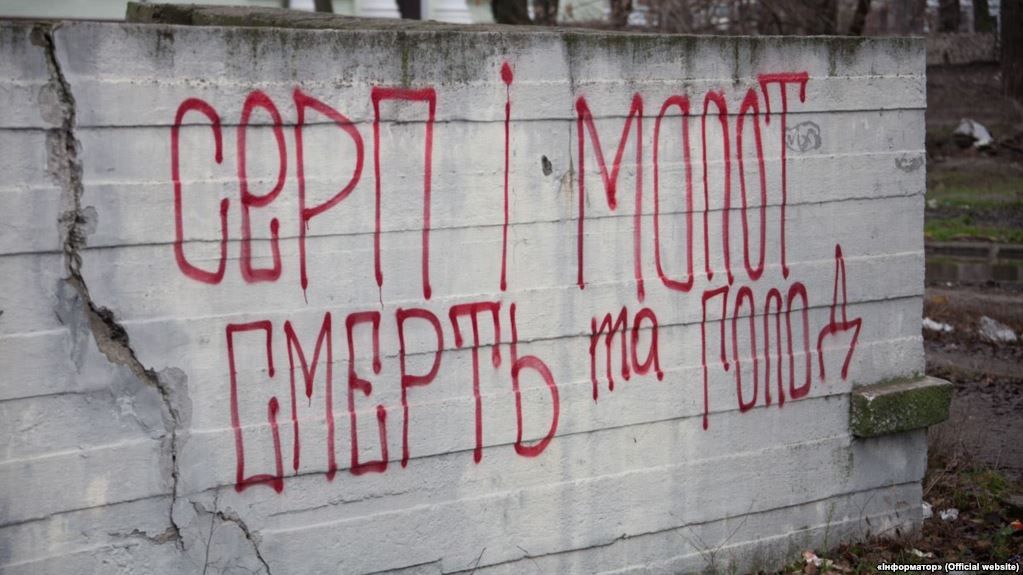 У Дніпрі облили фарбою пам’ятник «за встановлення радянської влади в Катеринославі»