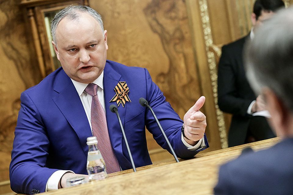 В Молдові Конституційний суд призупинив повноваження президента Додона
