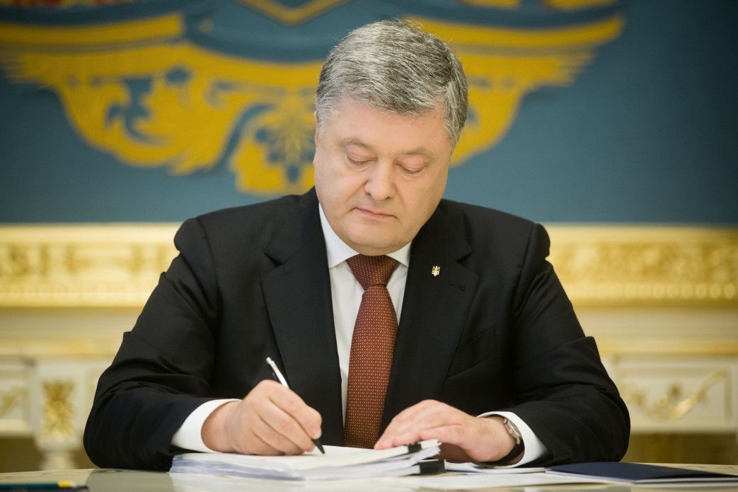 Порошенко підписав закони про аліменти і домашнє насильство