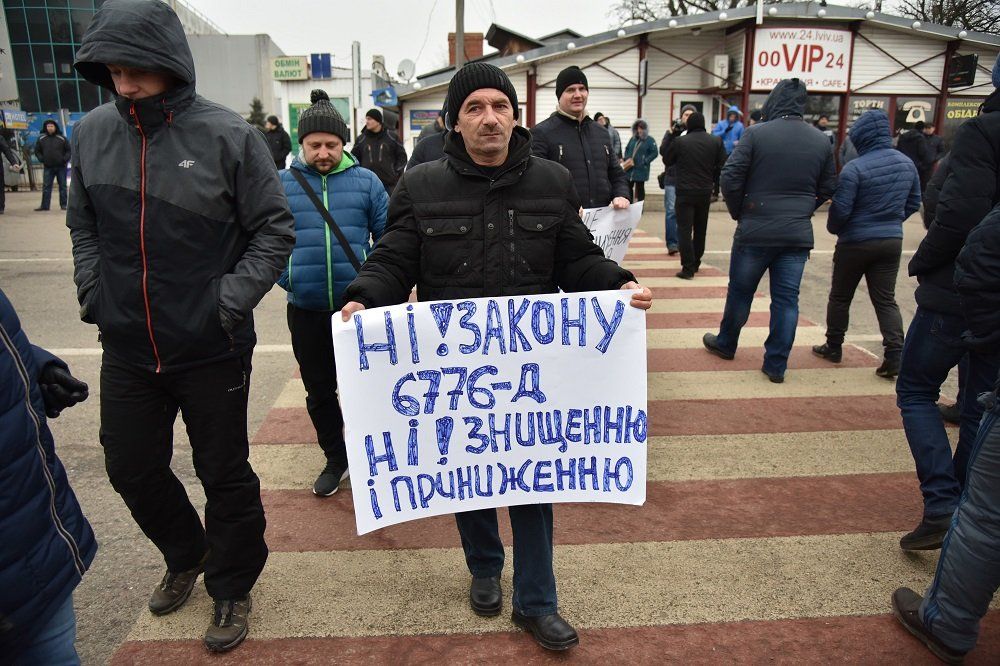 На кордоні з Польщею «човникарі» перекрили дороги через обмеження на ввезення товару (відео)