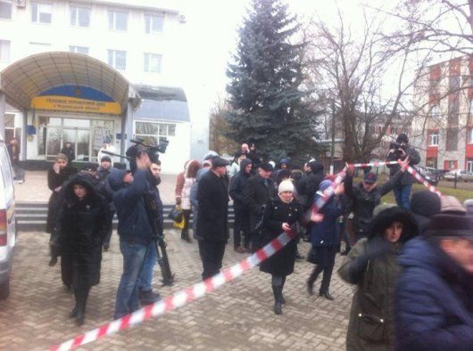 У будівлі податкової в Чернівцях чоловік зірвав гранату: постраждала жінка