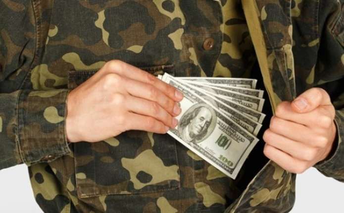 Службовець військкомату на Харківщині за $700 погодився «відмазати» чоловіка від армії