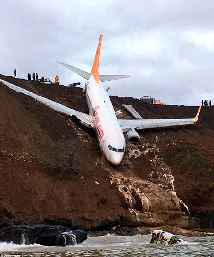 У Туреччині літак після приземлення скотився в урвище і завис над морем