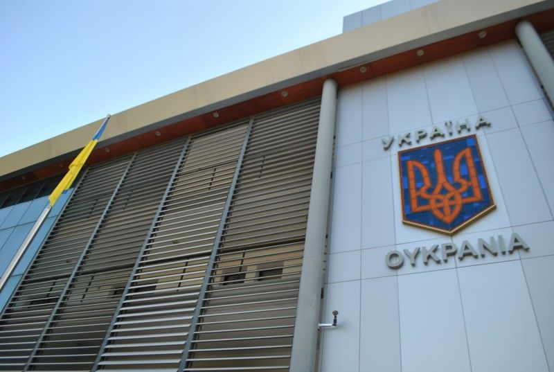 В посольство України в Афінах спробували кинути пляшку із запалювальною сумішшю