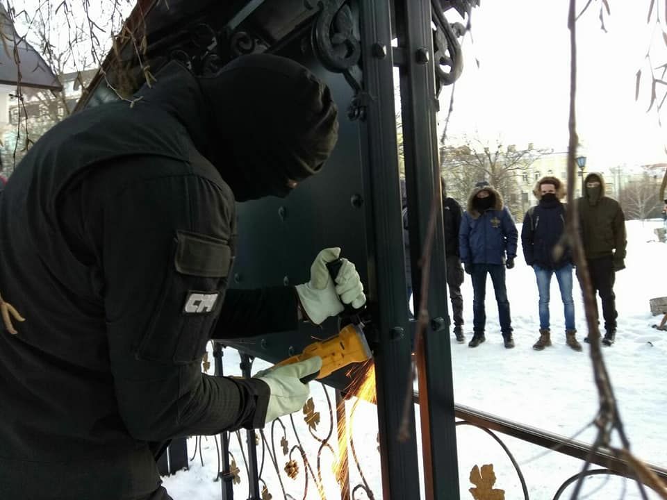 На Старокиївській горі зрізали інформаційний стенд УПЦ Московського патріархату (фото)