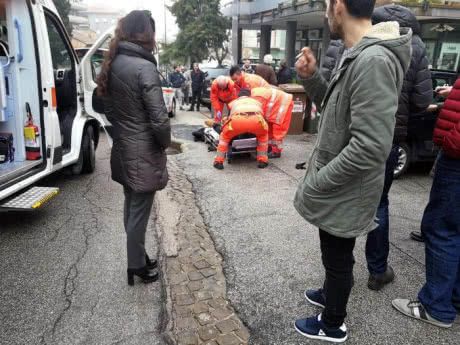 У містечку наподалік Риму чоловік відкрив стрілянину по мігрантам та поранив 4 людини
