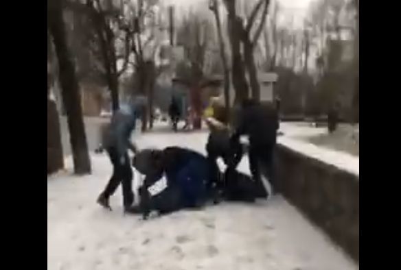 У Києві активісти Нацкорпусу спіймали та побили комуністів із пропагандистськими листівками