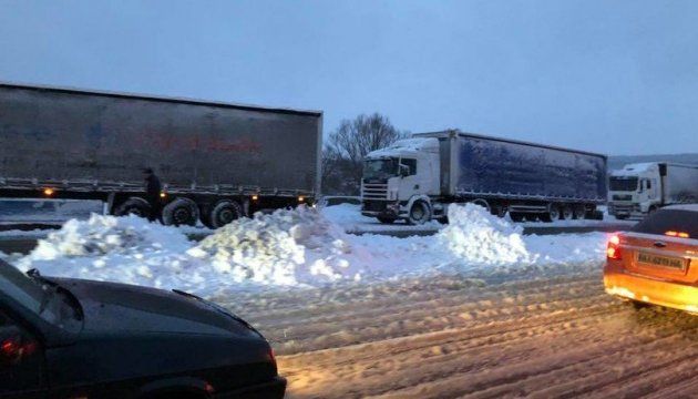 У Київській, Черкаській та Вінницькій областях обмежили рух транспорту через снігопади