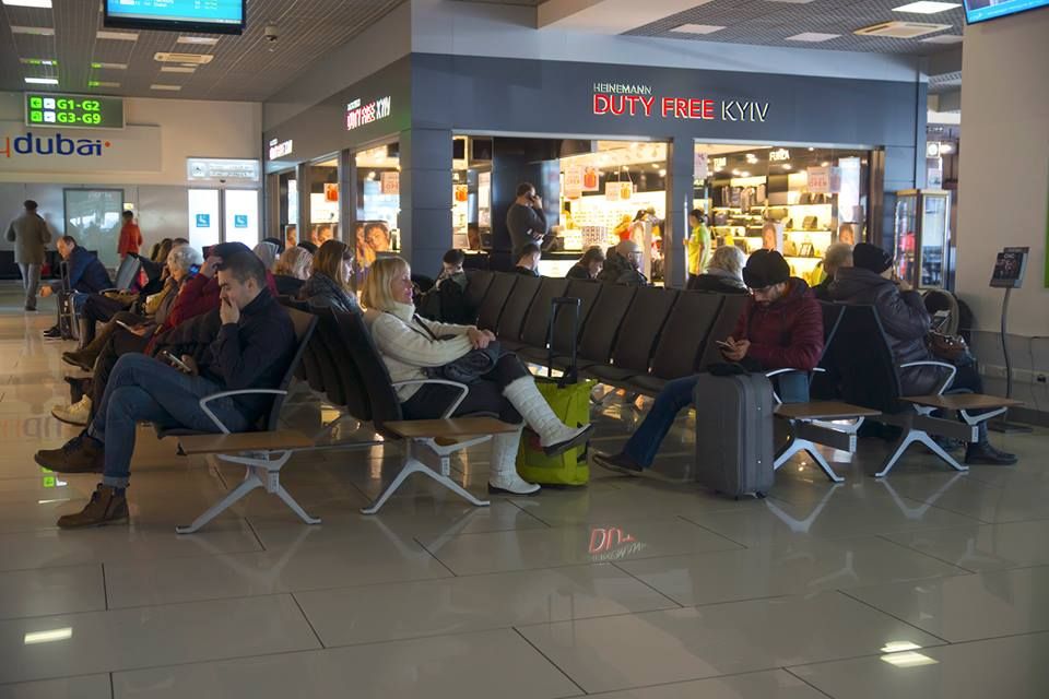 В Жулянах затримали два рейси через бійку пасажирів