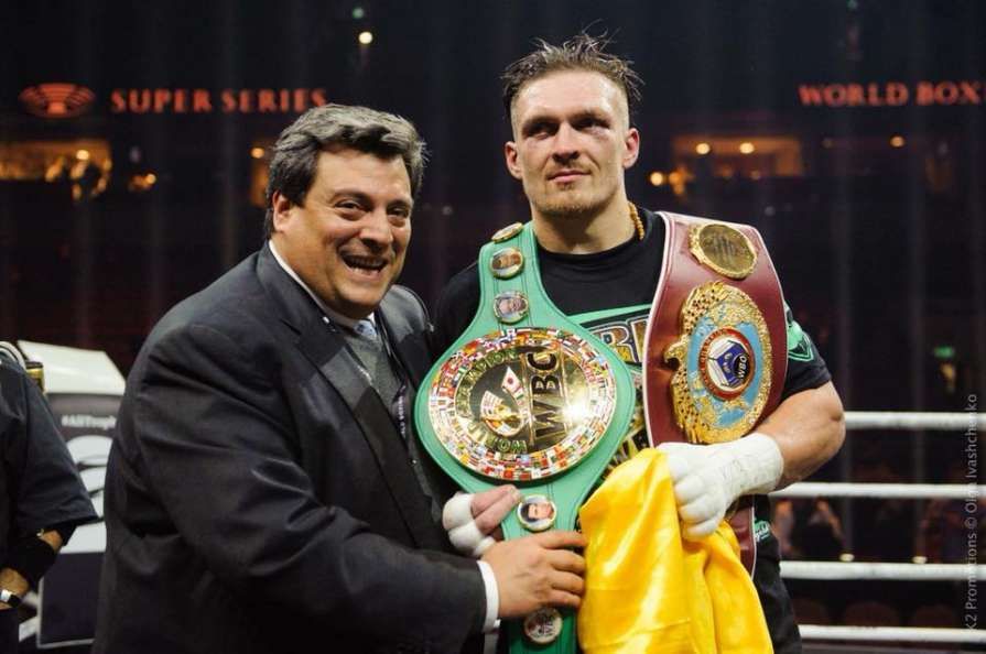 Олександр Усик визнаний боксером місяця