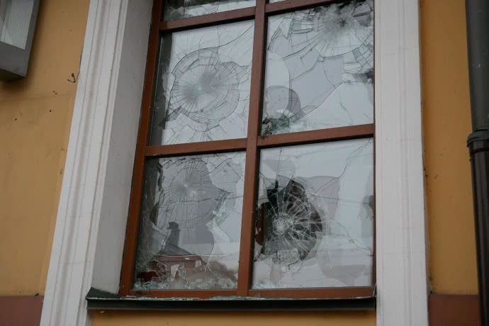 ОУНівці Коханівського розбили вітрини у двох російських банках