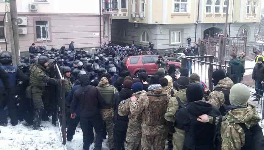 Міністр МВС погрожує залишити суди та суддів без охорони