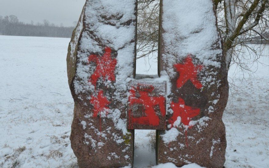 У Литві обмалювали зірками і свастикою пам’ятник НКВС