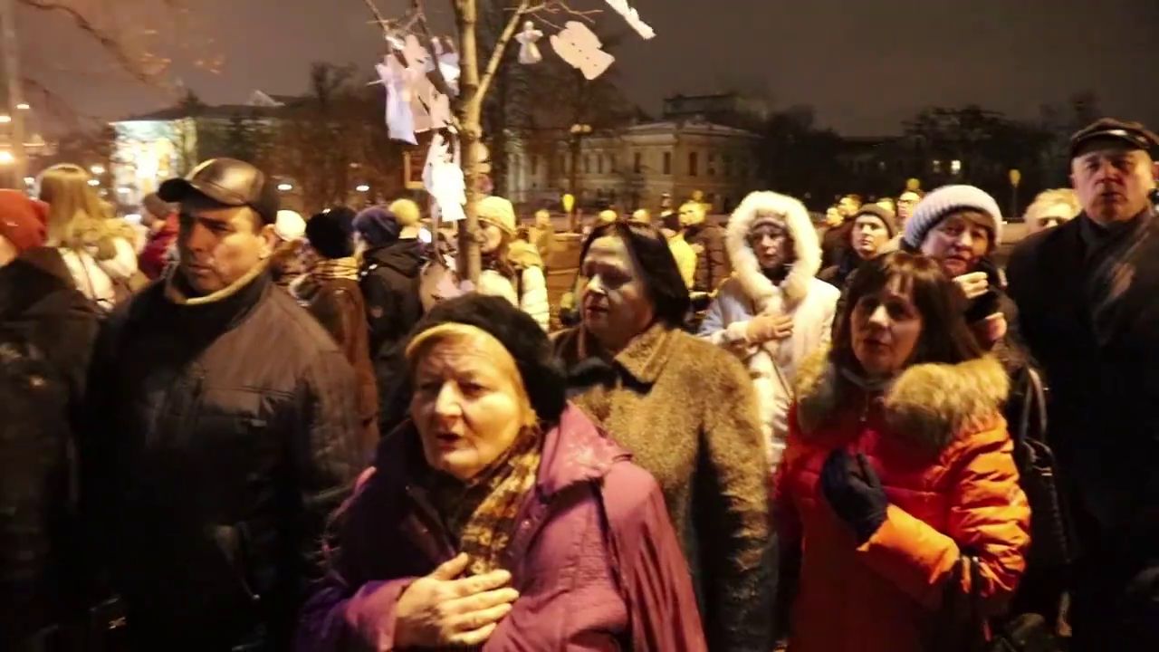 Біля меморіалу Героям Небесної Сотні близько сотні людей спонтанно заспівали Гімн (відео)