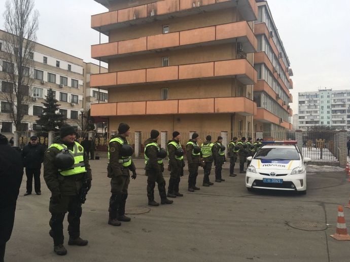 Будівлю Оболонського райсуду взяли під посилену охорону через Порошенка