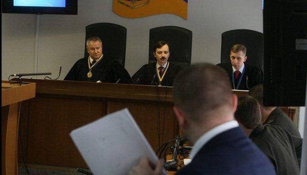 Суддя Дев’ятко припинив допит Порошенка після питання про Мальдіви