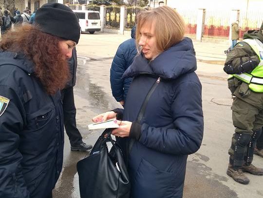 Порошенко обурений роздяганням журналісток у суді