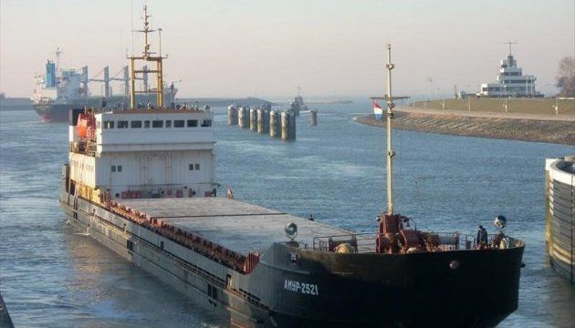 У Чорноморську забарикадувався моряк на судні