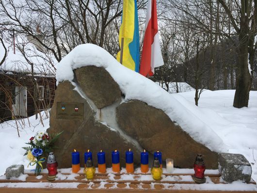 У Польщі дисидент встановив на власному подвір’ї пам’ятник Небесній сотні