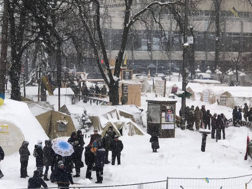 Біля Верховної ради мітингувальники згорнули частину наметів