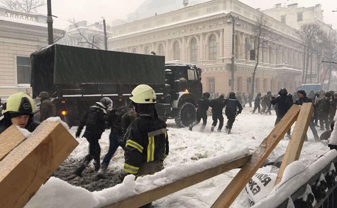 На Грушевського знесли наметове містечко (фото, відео)