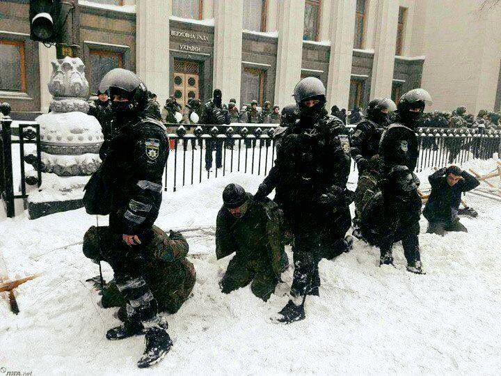 В Україні обурені приниженням затриманих під Радою