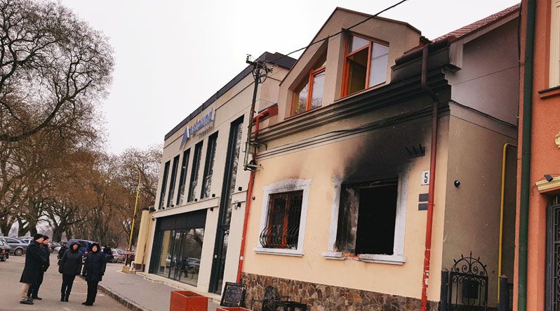 Двох чоловіків затримали за підозрою в підриві офісу Товариства угорської культури Закарпаття