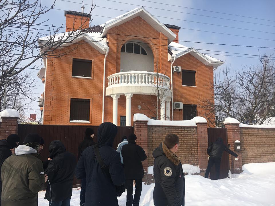 Ватажок "тітушок" Юрій Крисін ховається від активістів