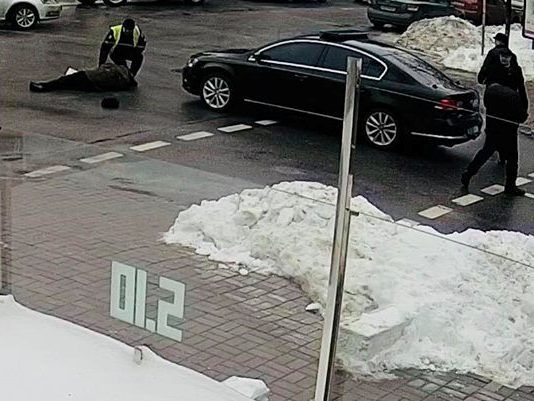 В урядовому кварталі кортеж Порошенка збив пішохода