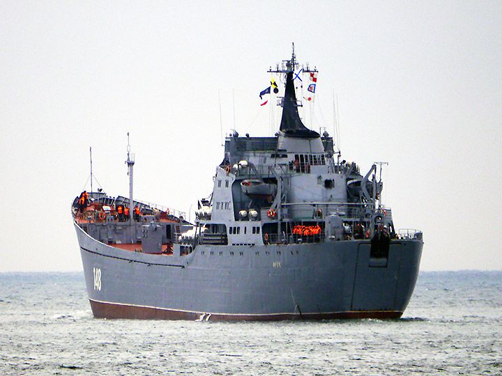 Росія перекидає до Сирії навантажений десантний корабель «Орськ»