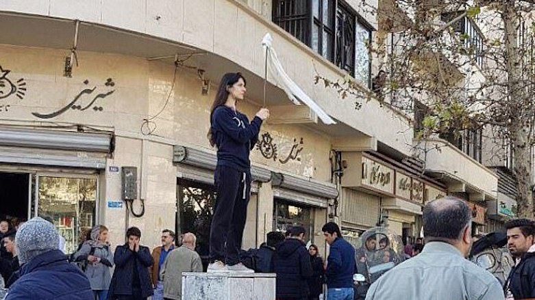 В Ірані жінку за знятий хіджаб засудили до 2 років в’язниці