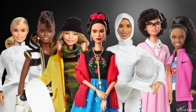 Компанія Mattel випустила серію «Надихаючі жінки» з ляльками, які схожі на відомих жінок минулого і сучасності.