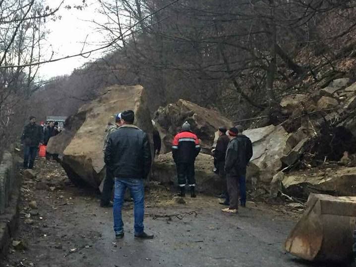 На Закарпатті селевий потік обвалив на дорогу величезні кам’яні брили (фото, відео)