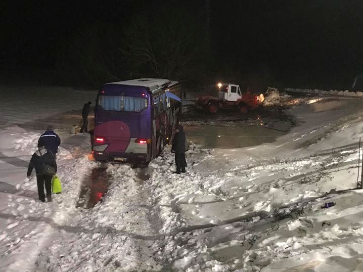 Автобус рейсу Київ-Запоріжжя злетів із дороги в річку