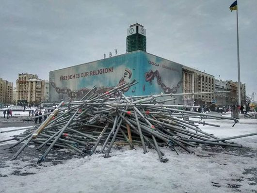 Варварство чи акт свободи: чому протестувальники не дали зібрати на Майдані символічний Крим
