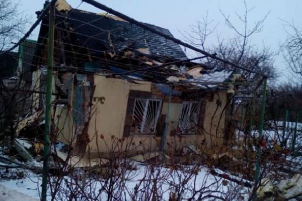 Авдіївку терористи обстріляли із 120-мм мінометів: зруйновані будівлі