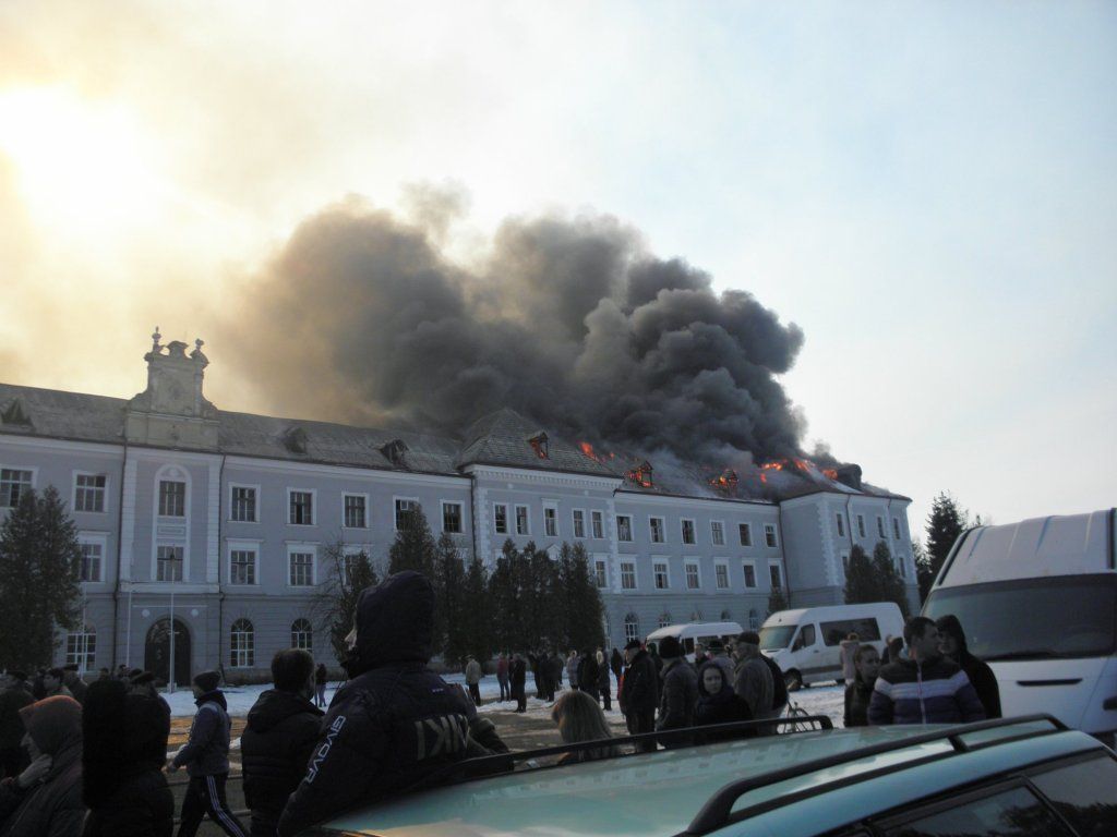 На Львівщині горіла історична будівля колегіуму єзуітів (фото)