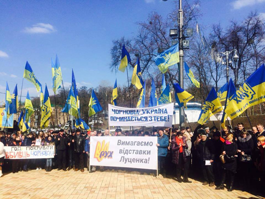 Президента закликали відправити Луценка у відставку через справу про загибель Чорновола