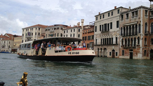 Водні трамвайчики у Венеції працюватимуть на вживаній кухонній олії