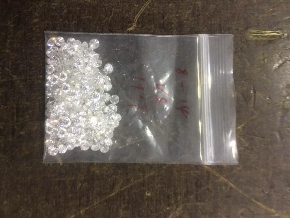 Київські митники знайшли понад 200 діамантів у посилці з Гонконгу