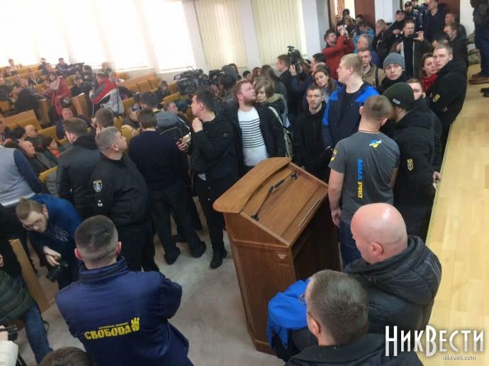У Миколаєві активісти увійшли на сесію облради та вимагають відставки голови ОДА Олексія Савченка