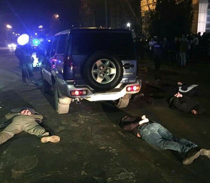 В Івано-Франківську затримали 11 приїжджих після стрілянини в клубі (фото)