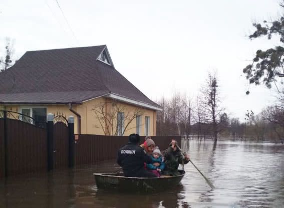 В Охтирці рятує людей від повені поліція на човнах (фото)