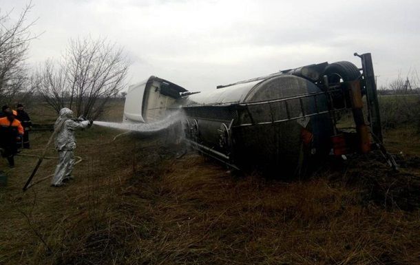 У Бердянському районі перекинулася автоцистерна: паливо витікало протягом декількох годин