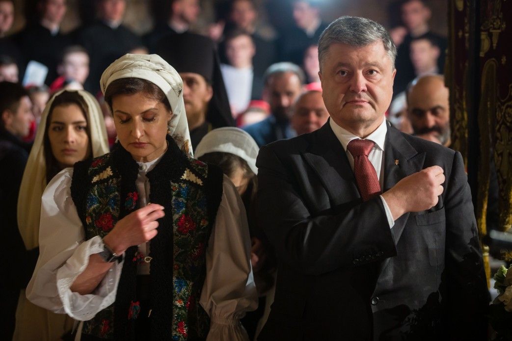 Порошенко з сім'єю помолився з вірянами різних церков у Великодню ніч (фото)