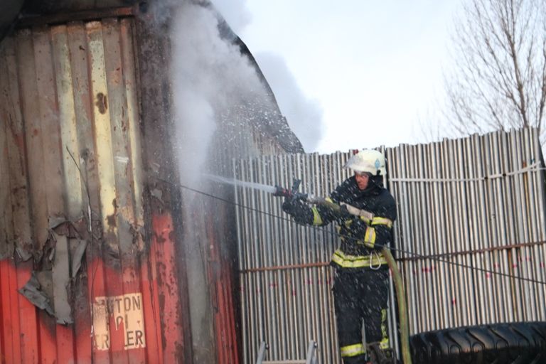 У Києві горів склад з побутовою хімією